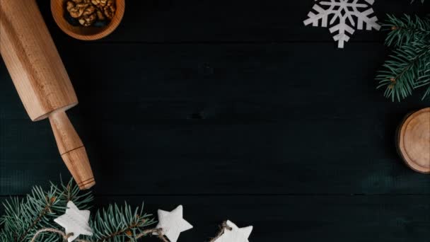 Stop mozgás 2022 megjelenő liszt ágak karácsonyfa, sütőtartozékok és összetevők. Felülnézet — Stock videók