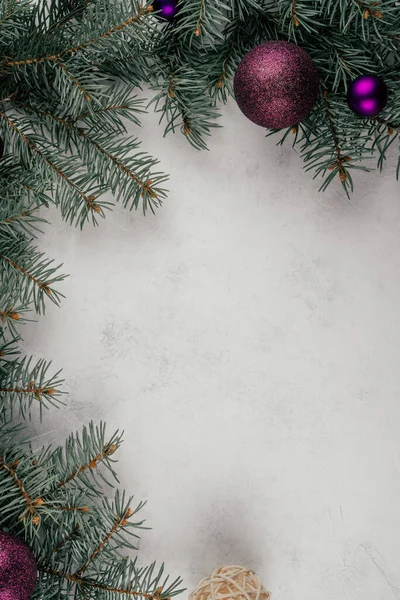 Фонове Зображення Білої Бетонної Поверхні Гілками Ялинок Різдвяними Деревами Фіолетовими — стокове фото