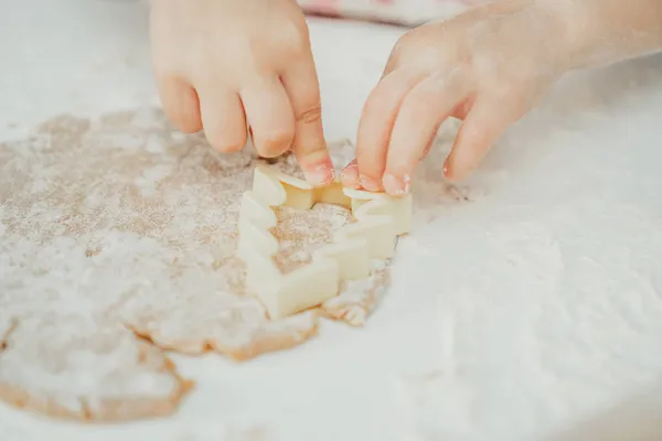 Частково Розмиті Руки Маленької Дівчинки Вирізали Ялинкове Імбирне Печиво Прокату — стокове фото