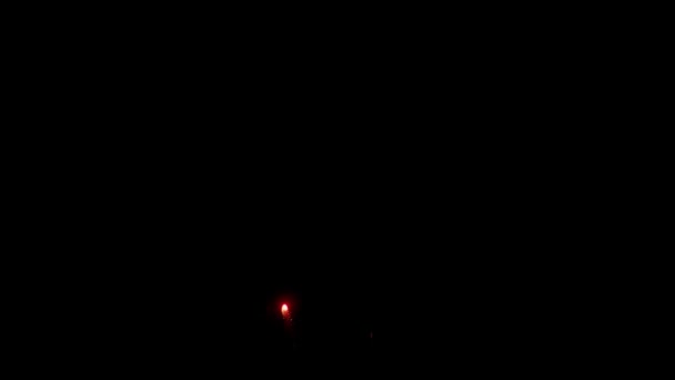 Volleys van vuurwerk tegen de achtergrond van de nacht zwarte lucht. Verschillende volleys geel vuur bij elkaar, slow motion video — Stockvideo