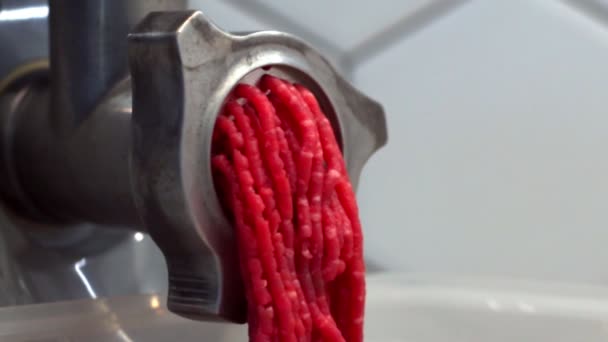 Close-up-Video von Fleischwolf mit Hackfleisch ausgerollt. Zeitlupenvideo, Verarbeitung von Hackfleisch — Stockvideo