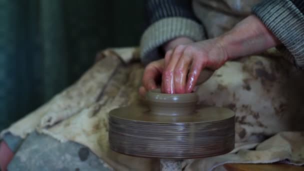 Mani di vasaio che fanno pentola di argilla sulla ruota vasai manuale con azionamento a pedale. Produzione artigianale di ceramiche — Video Stock