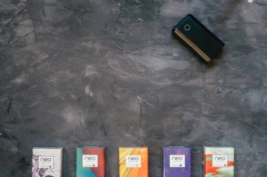 Glo ısıtma cihazıyla kullanmak için gri yüzeyde bir paket Neo sigara çubuğu. Uzayı kopyala Minsk, Belarus 30.10.2021