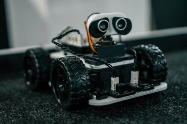Gözleri olan bir robot arabanın bulanık görüntüsü