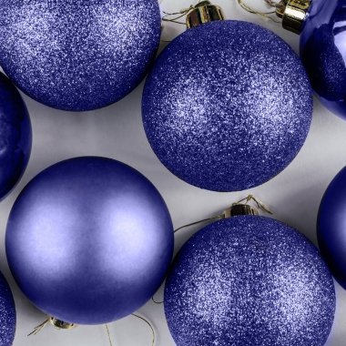 2022 Yılın Rengi Çok Peri. Parlak Noel toplarının modaya uygun arka planı. Moda mor tonu. Boşluğu kopyala, kare