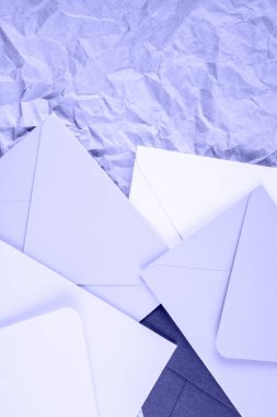 2022 yılı renginde zarfların arkaplan resmi. Çok Peri buruşuk kağıdın üzerinde yatıyor. Üst Manzara. Uzayı kopyala Dikey