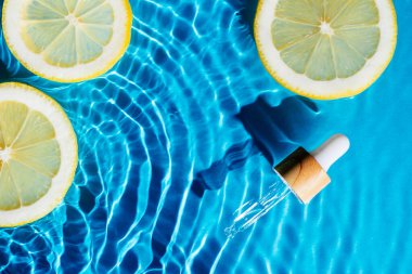 Yüz pipeti serumu, sulu limonlu meyve suyunun yanında sulu, şeffaf, benekli. Karşıtlık