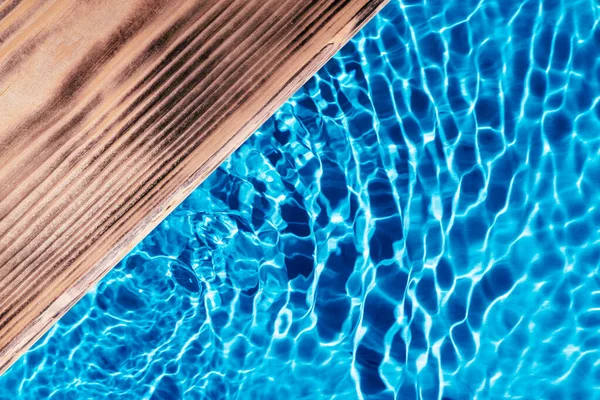 Holzplattform Tischplatte blau transparent reflektieren Wellenwasseroberfläche Ozean oder Schwimmbad. Ferienkurort. Kopierraum — Stockfoto