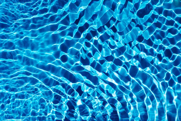 Gekräuselte transparente Süßwasser-Geloberfläche im Schwimmbad mit Flecken, Wellen. Entspannung. Hintergrund kopieren — Stockfoto
