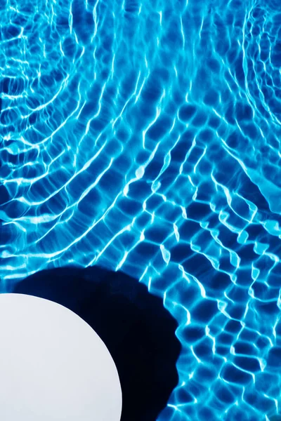 Weißer Kreis kopiert Raum in transparenter, blauer Wasseroberfläche mit Flecken, Wellen, Schatten. Gesundheitskurort. Vertikal — Stockfoto