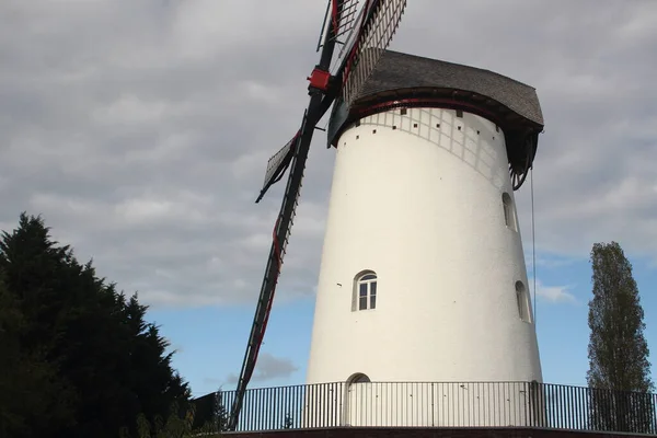 1920年的旧白色风车在2020年翻新 — 图库照片
