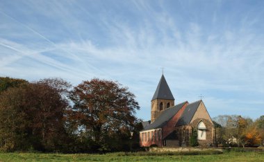 Sint-Peters Kilisesi, Demer nehrinin kıyısında küçük bir 13. yüzyıl kilisesi. Aarschot yakınlarındaki Langdorp 'ta. Flaman Hageland 'da. Belçika