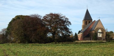 Sint-Peters Kilisesi, Demer nehrinin kıyısında küçük bir 13. yüzyıl kilisesi. Aarschot yakınlarındaki Langdorp 'ta. Flaman Hageland 'da. Belçika