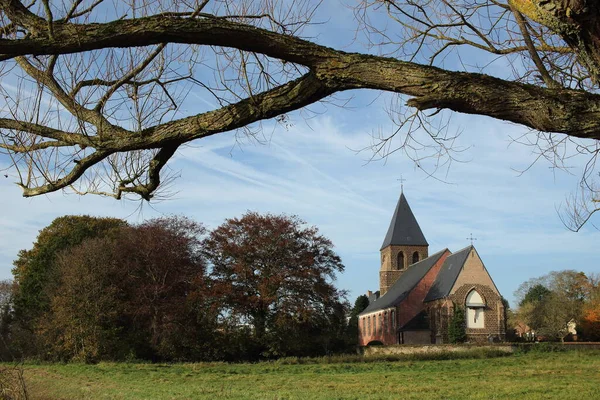 シンペータース教会は13世紀に建てられた小さな教会であり デマー川の岸にある アーシャットの近くのラングドープで フラマン ハーグランドで ベルギー — ストック写真
