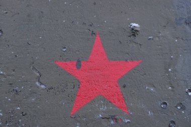 Sovyet tankının kulesindeki kırmızı yıldız. 9 Mayıs.