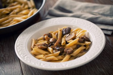 Bir tabak mantarlı makarna