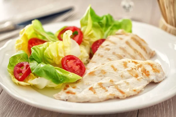 Pui Grătar Salată — Fotografie, imagine de stoc