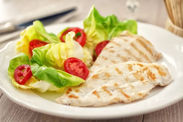 Frango Grelhado Com Salada — Fotografia de Stock