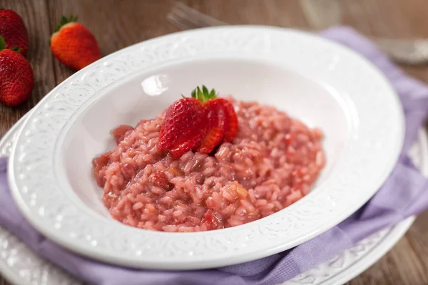 Risotto Com Morangos Uma Placa — Fotografia de Stock