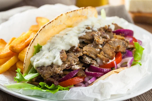 Gyros Griego Con Papas Fritas Ensalada —  Fotos de Stock