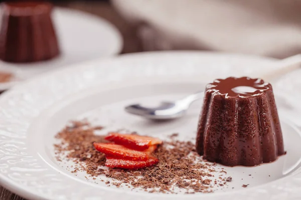 盘子里的巧克力布丁 — 图库照片