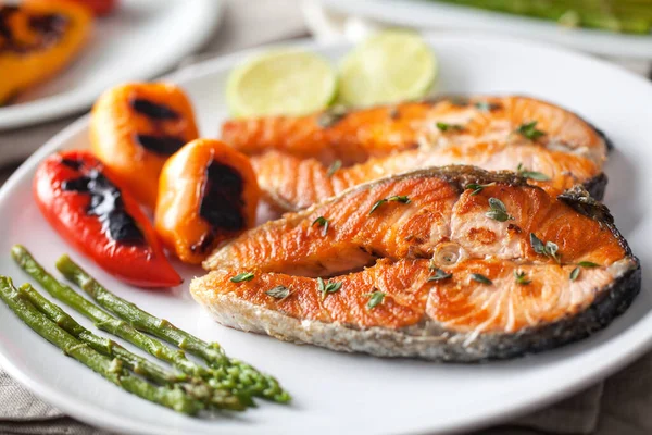 Filete Salmón Con Verduras Mixtas — Foto de Stock