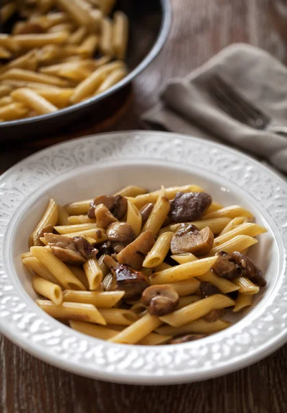 Pasta Met Paddestoelen Een Plaat — Stockfoto