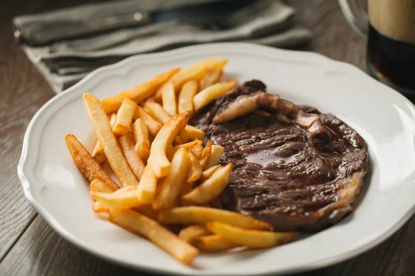 Filete Ternera Con Papas Fritas —  Fotos de Stock