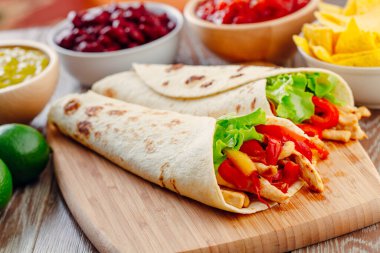 Tavuk ve sebzeli Meksika Fajitası.