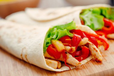 Tavuk ve sebzeli Meksika Fajitası.