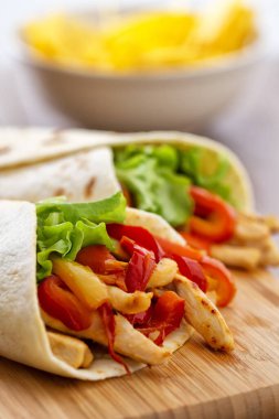 Tavuk ve sebzeli Meksika Fajitası.