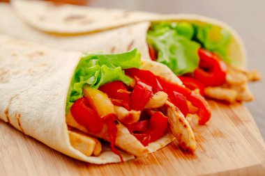 Tavuk ve sebzeli Meksika Fajitası.