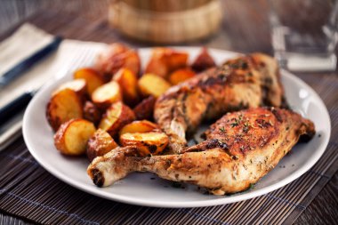 Tabakta kızarmış tavuk budu ve patates..