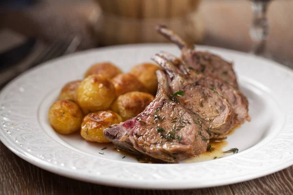 Gegrilde Lamskoteletten Met Aardappelen — Stockfoto