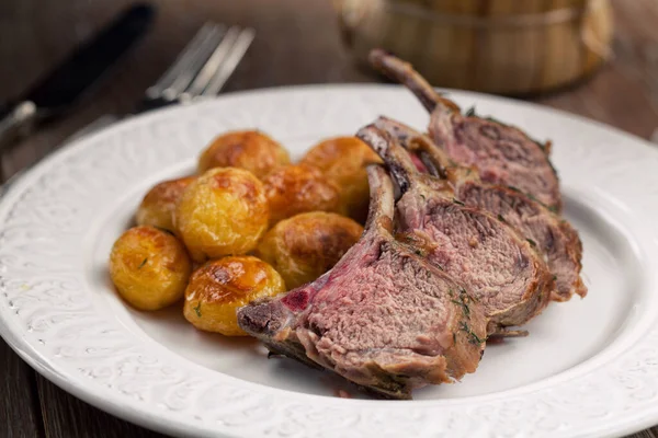 Gegrilde Lamskoteletten Met Aardappelen — Stockfoto