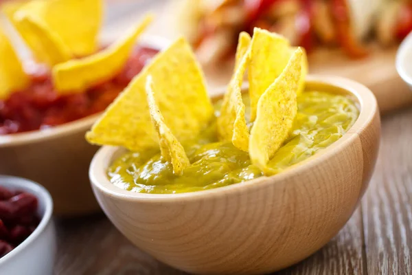 Tasse Mit Guacamole Und Maischips — Stockfoto