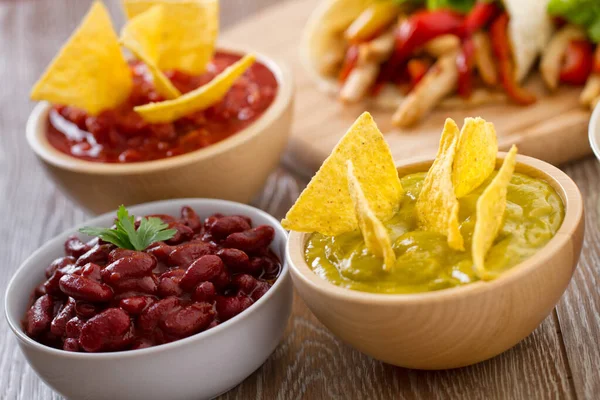 Kopp Med Guacamole Och Majschips — Stockfoto