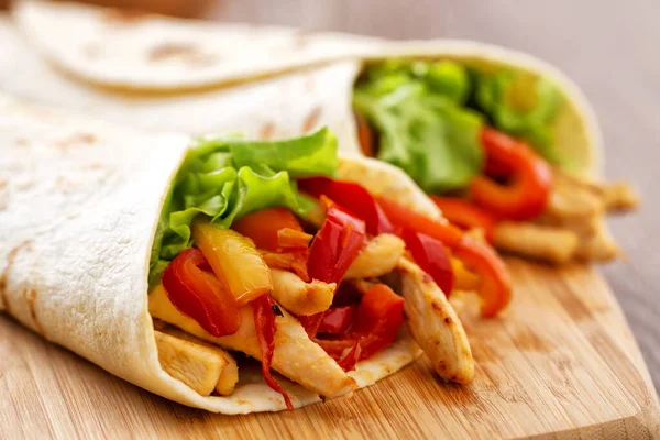 Μεξικάνικες Fajitas Κοτόπουλο Και Λαχανικά — Φωτογραφία Αρχείου