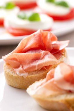 İtalyan aperatif bruschetta ile Parma jambonu tabakta