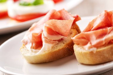 İtalyan aperatif bruschetta ile Parma jambonu tabakta