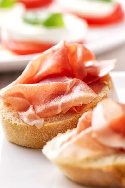 Bruschetta Antipasto All Italiana Con Prosciutto Parma Piatto — Foto Stock