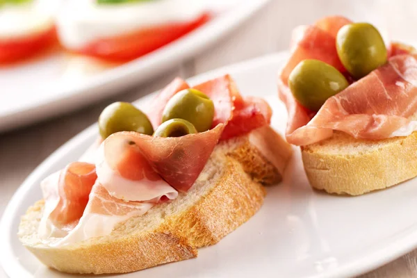 Italian Appetizer Bruschetta Parma Ham Green Olives — Stock Photo, Image