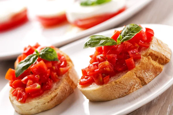 Bruschetta Aperitivo Italiano Com Tomates Frescos Uma Chapa — Fotografia de Stock