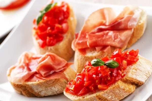 Włoska Przystawka Bruschetta Szynką Parmeńską Świeżymi Pomidorami Talerzu — Zdjęcie stockowe