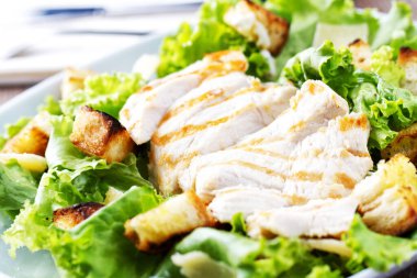 Tabakta klasik Tavuk Sezar Salatası