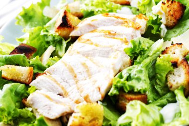 Tabakta klasik Tavuk Sezar Salatası