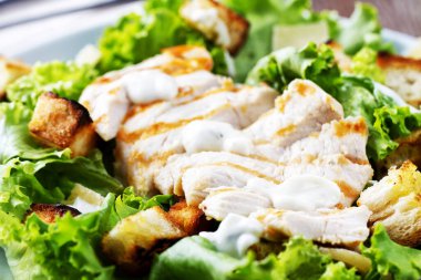 Tabakta klasik Tavuk Sezar Salatası