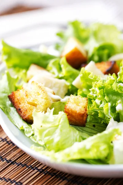 Salade César Poulet Classique Dans Une Assiette — Photo