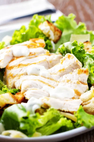 Klassischer Chicken Caesar Salat Auf Einem Teller — Stockfoto