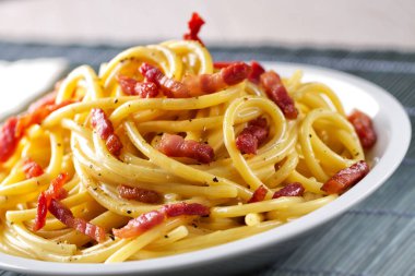 Geleneksel İtalyan yemeği soslu jambonlu spagetti.